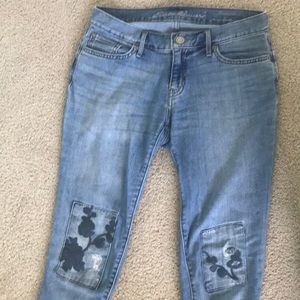 Boyfriend jeans with knee designs